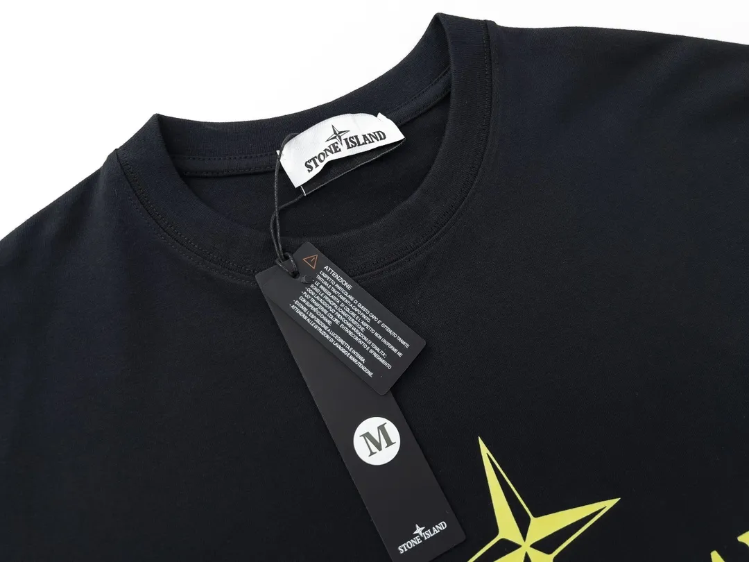 W628#P110💰 [Stone lsland/Stone Island summer new chest darts English printed pattern short-sleeved T-shirt] ⚠️[Original creation, high control of details] Made of 260 grams of combed cotton, 32-count double yarn, soft and comfortable to the touch, sweat-absorbent and breathable. -Simple basic and versatile style, original quality, the first choice for couples. -Made by a large factory, four needles and five threads on the shoulder, neat routing, high quality workmanship. -Same style for men and women. Very versatile, one piece for everyone, details are clearly visible. Color: Black White Size: M L